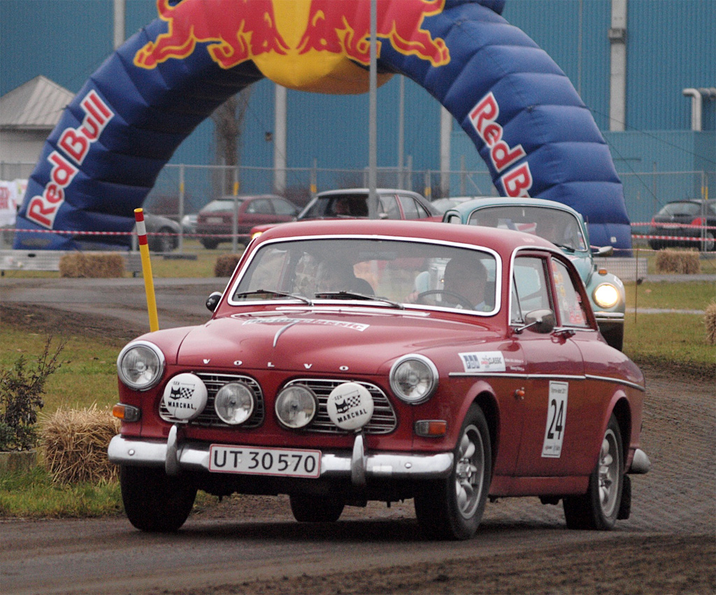 FDC-feltet har en enkelt gang før prøvet at køre på vejeldoradoet ved Herning Hallerne. Her passerer Them-mandskabet: Henning og Else Friborg i Volvo Amazon 123GT.